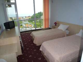 Отель Hotel Paradise Золотые Пески Двухместный номер с 2 отдельными кроватями, балконом и видом на море-2